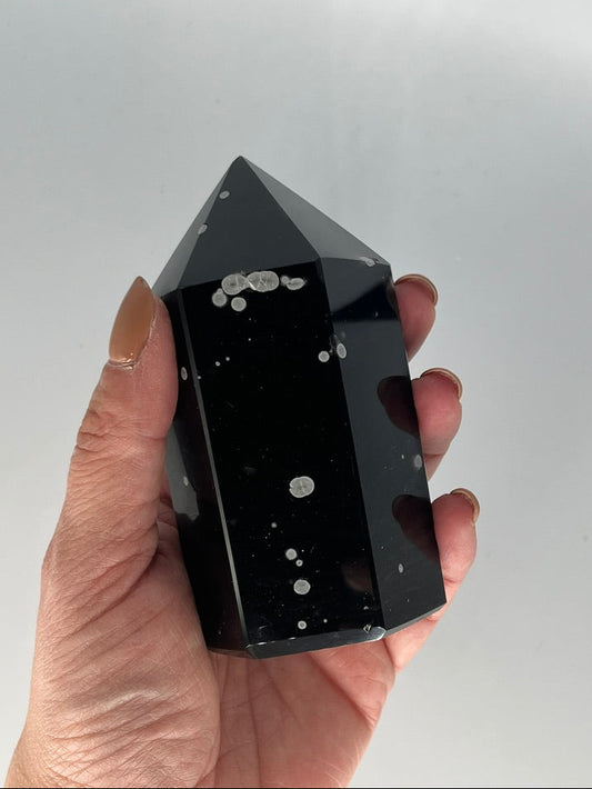 Obsydian śnieżny obelisk