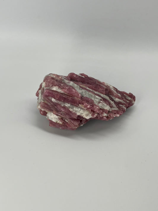 Różowy turmalin na kwarcu