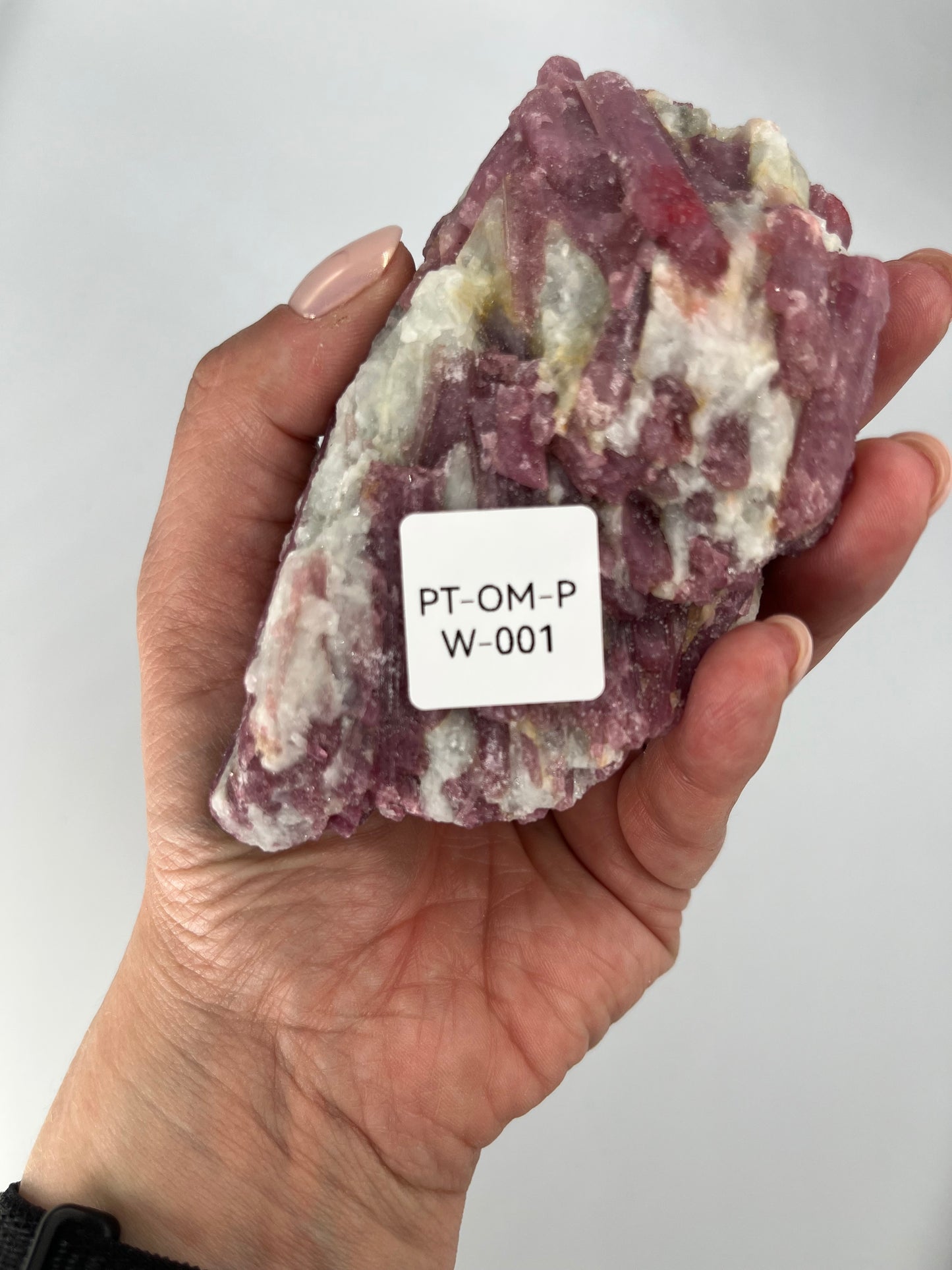 Różowy turmalin na kwarcu