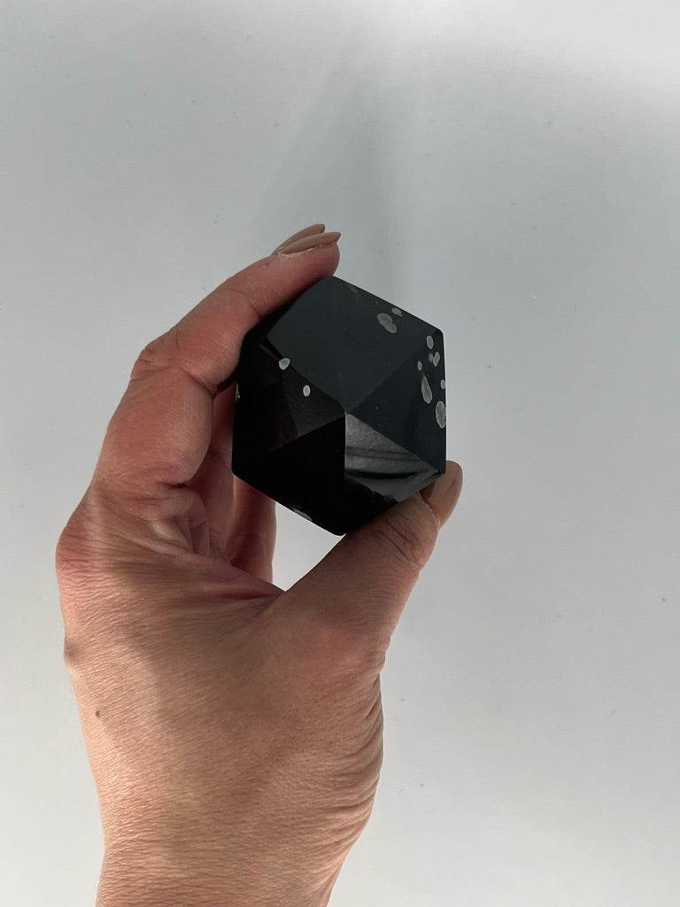 Obsydian śnieżny obelisk