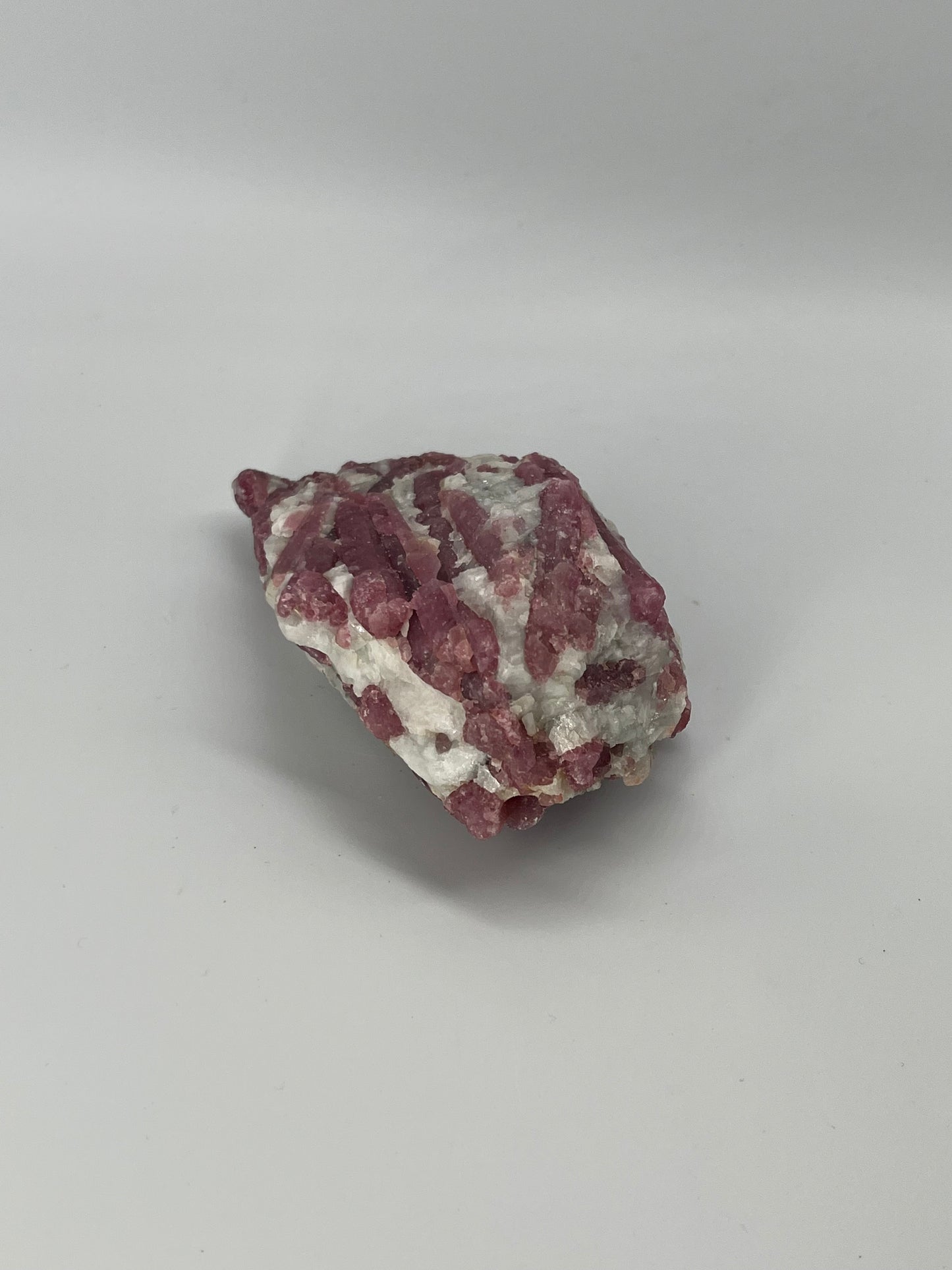 Różowy turmalin na kwarcu