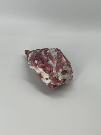 Różowy turmalin na kwarcu