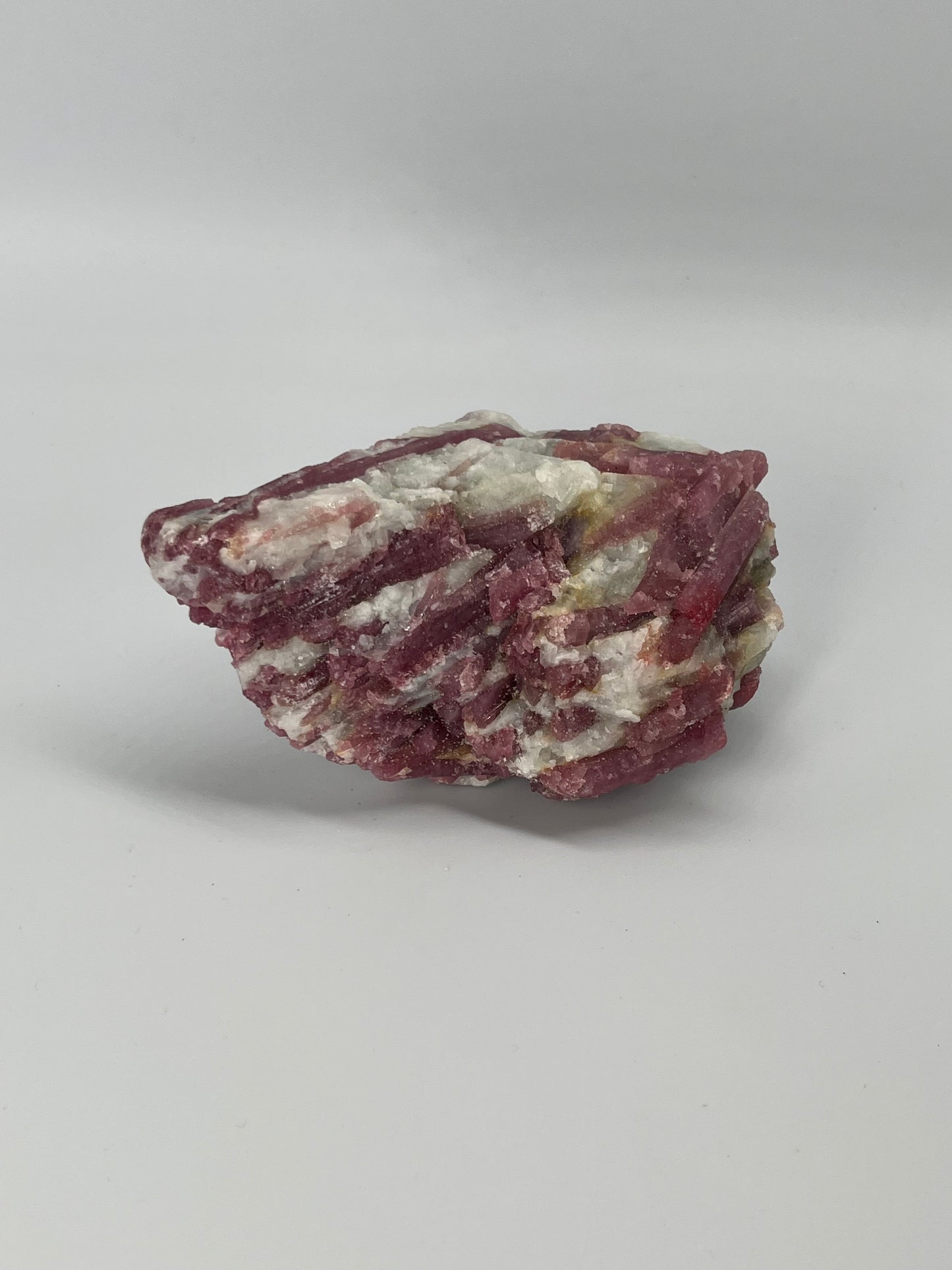 Różowy turmalin na kwarcu