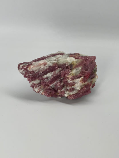 Różowy turmalin na kwarcu