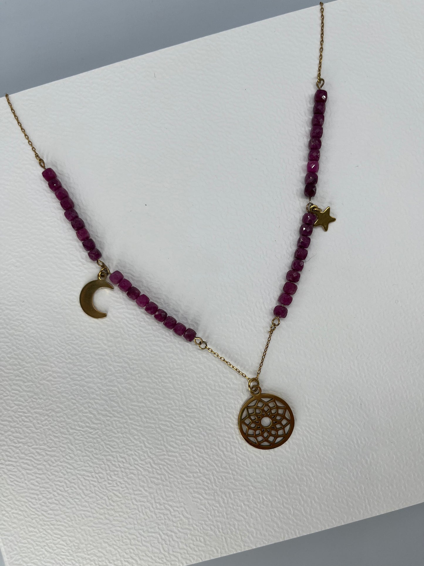 Naszyjnik z mandalą i rubinami