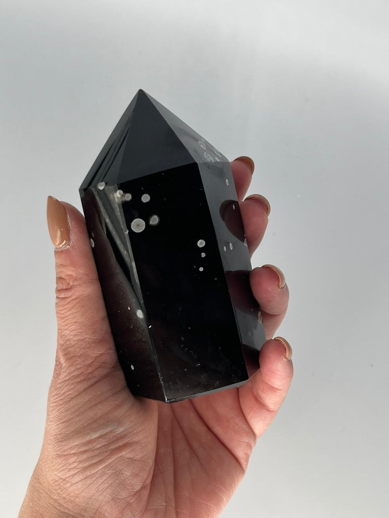 Obsydian śnieżny obelisk