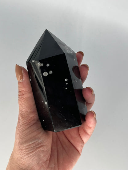 Obsydian śnieżny obelisk