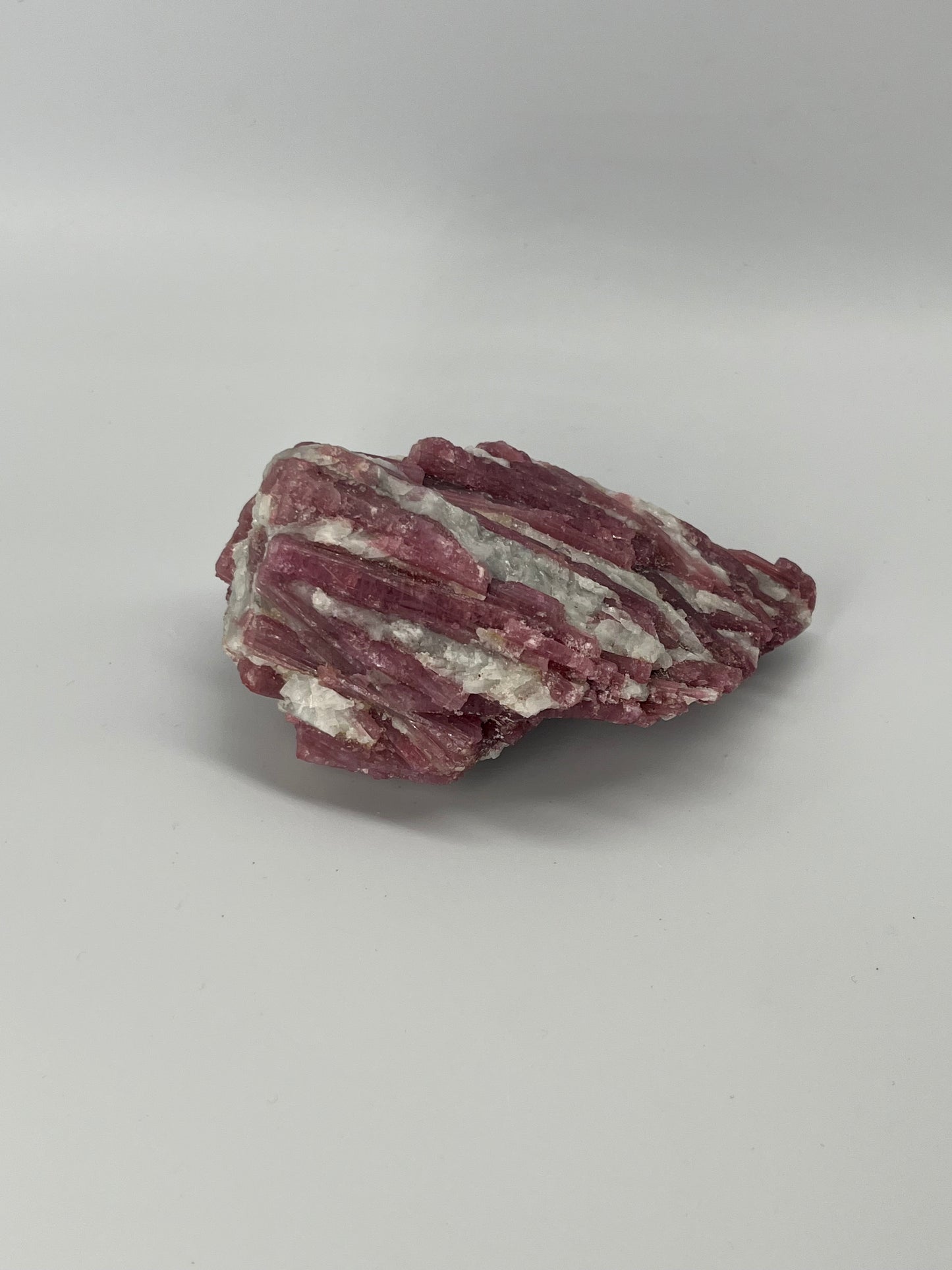 Różowy turmalin na kwarcu