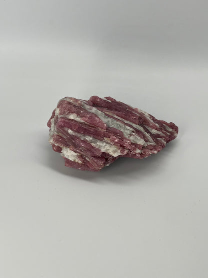 Różowy turmalin na kwarcu