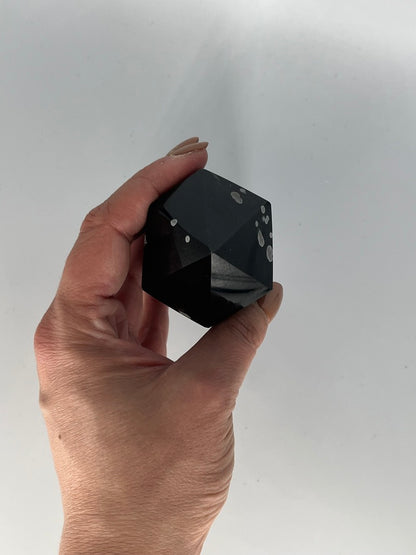 Obsydian śnieżny obelisk