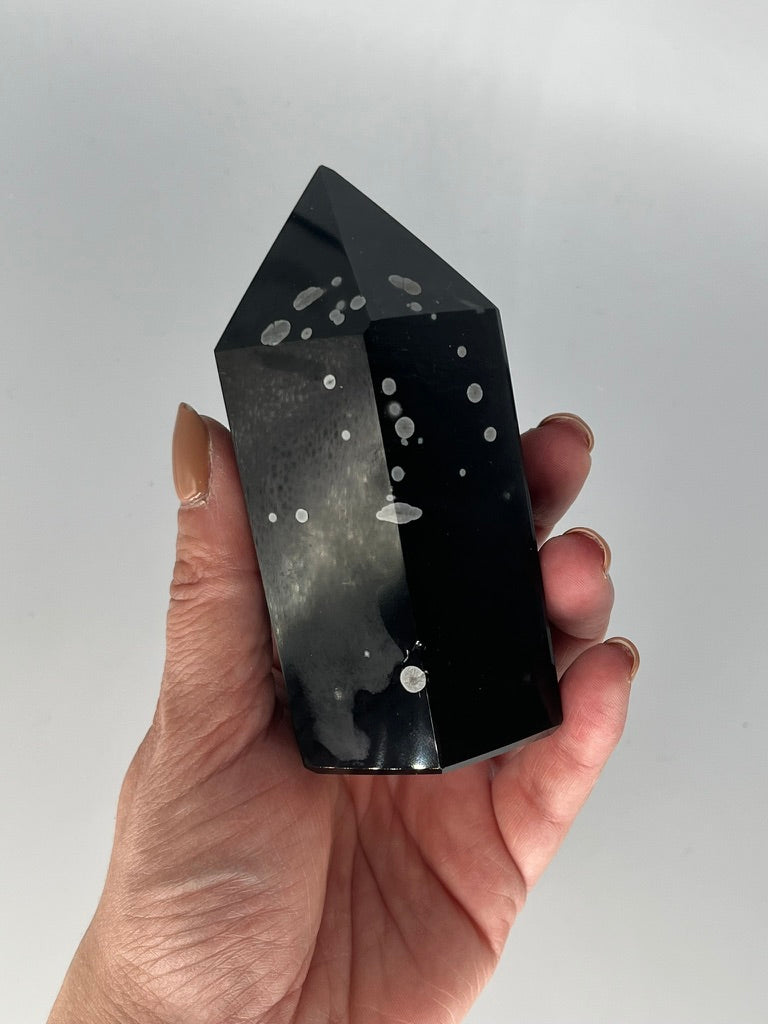 Obsydian śnieżny obelisk