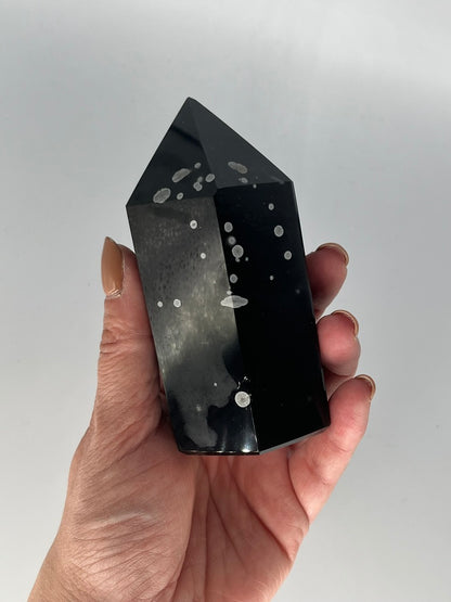 Obsydian śnieżny obelisk