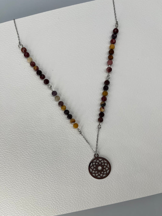 Naszyjnik z mandalą i mokaitem